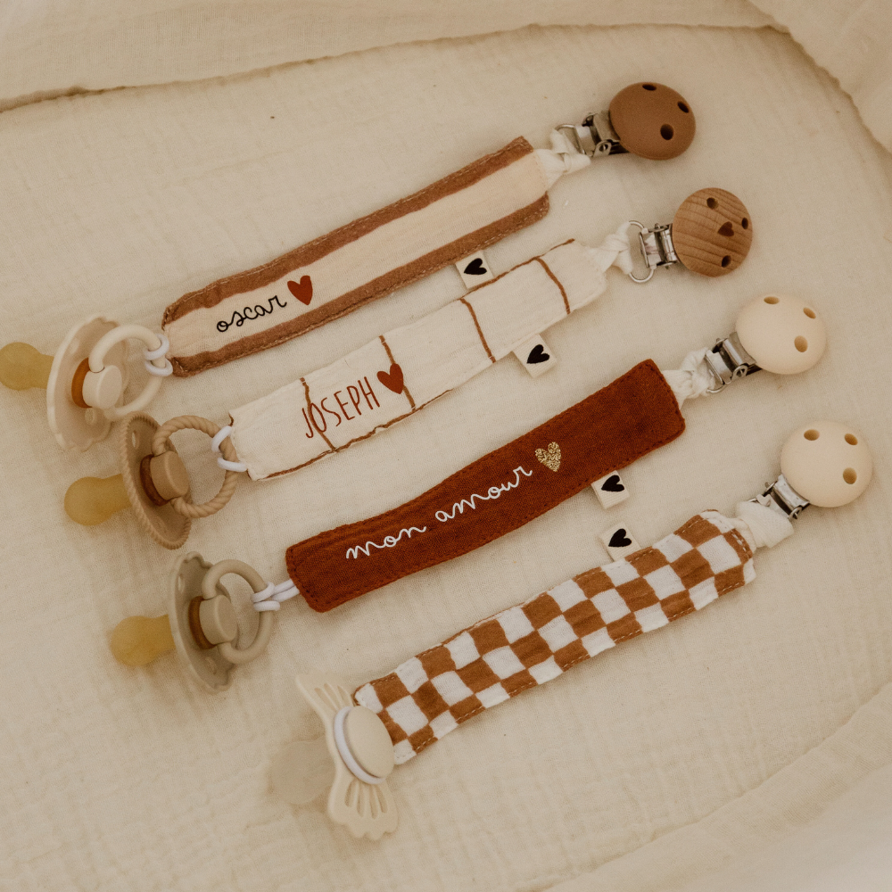 Attache tétine gaze | gaze beige petits coeurs