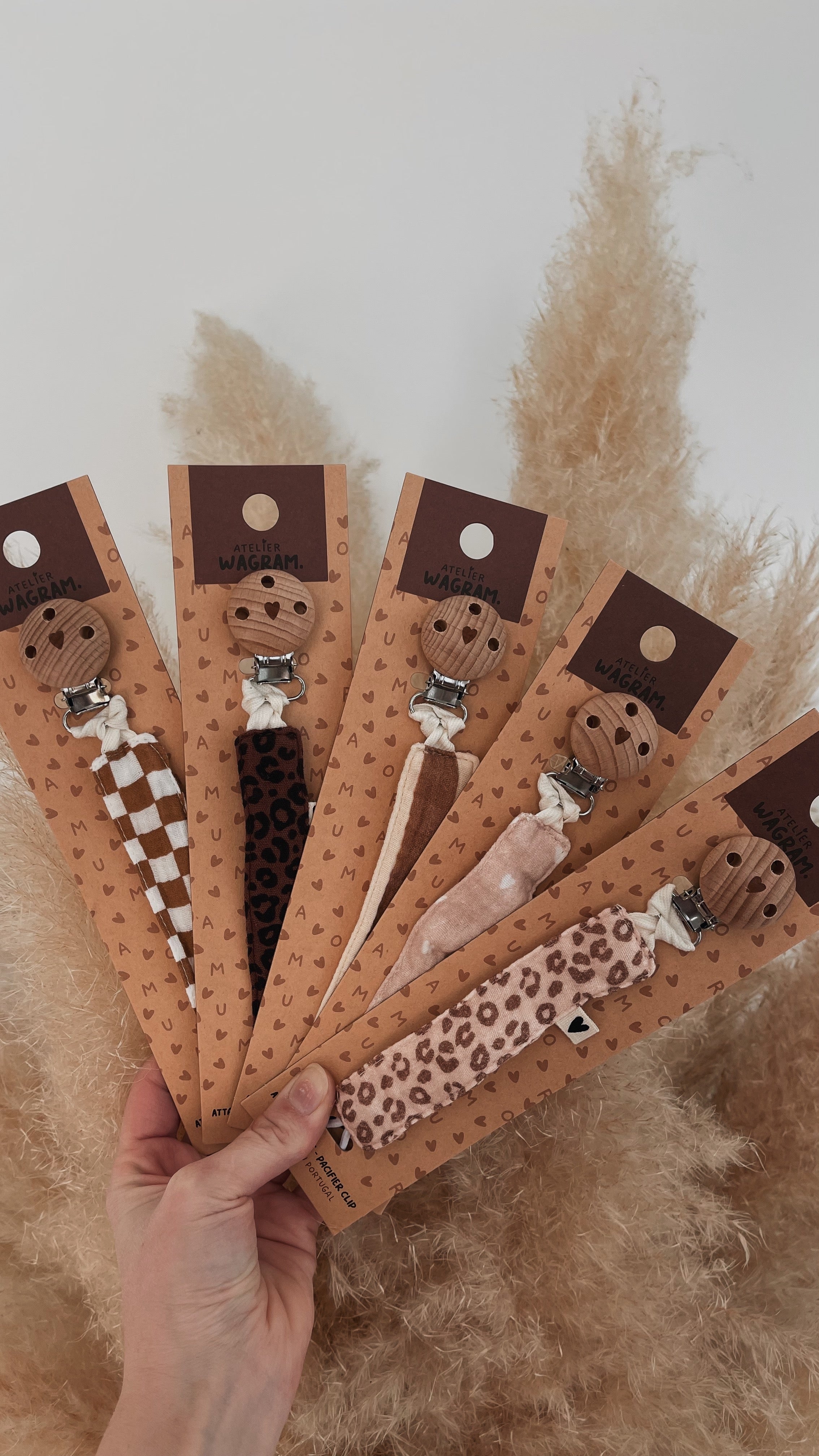 Attache tétine gaze | gaze beige petits coeurs