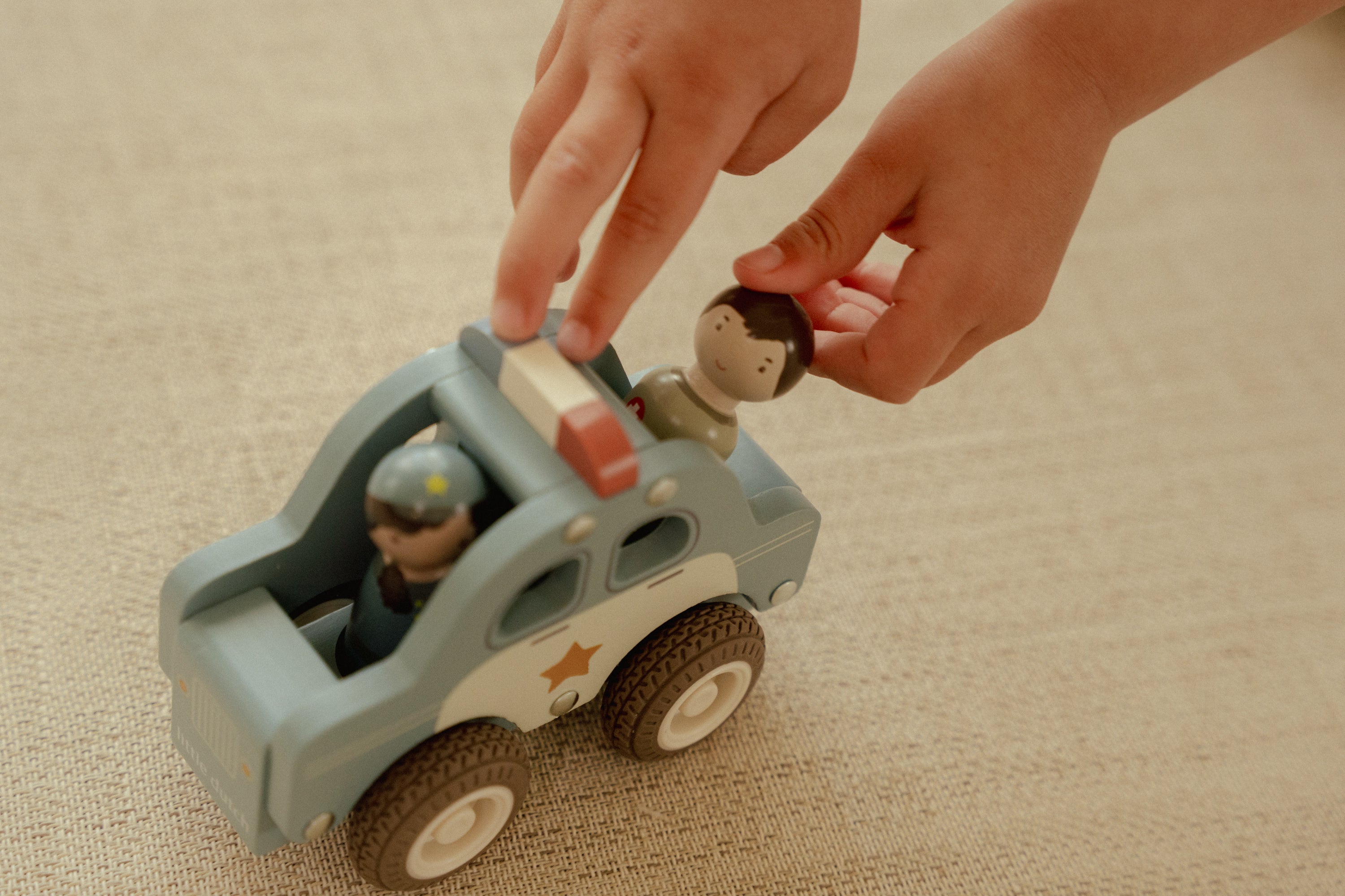 Voiture de police en bois