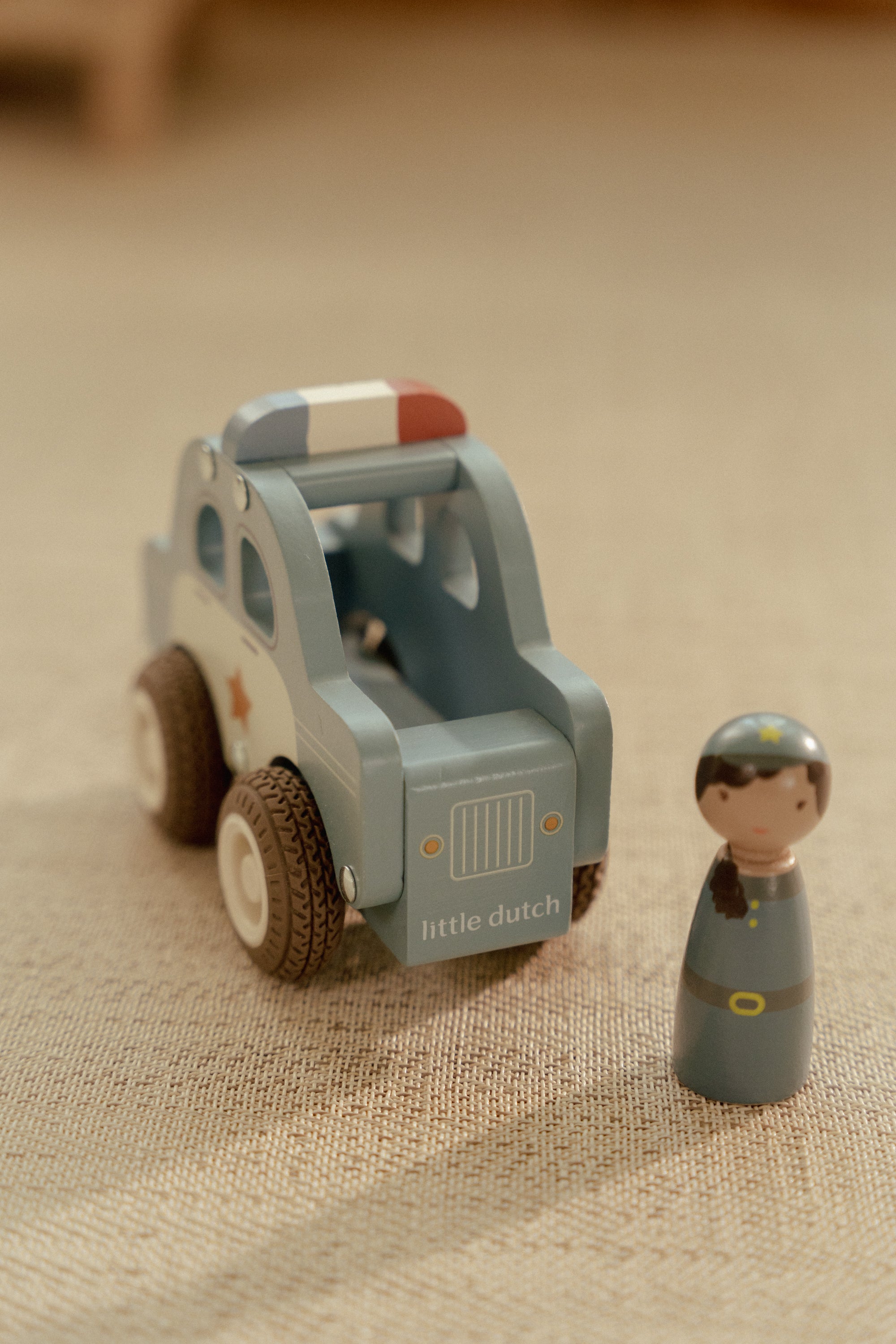 Voiture de police en bois