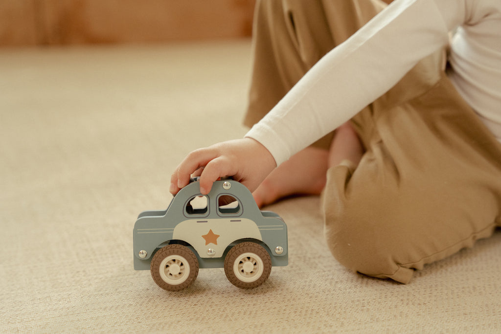 Voiture de police en bois