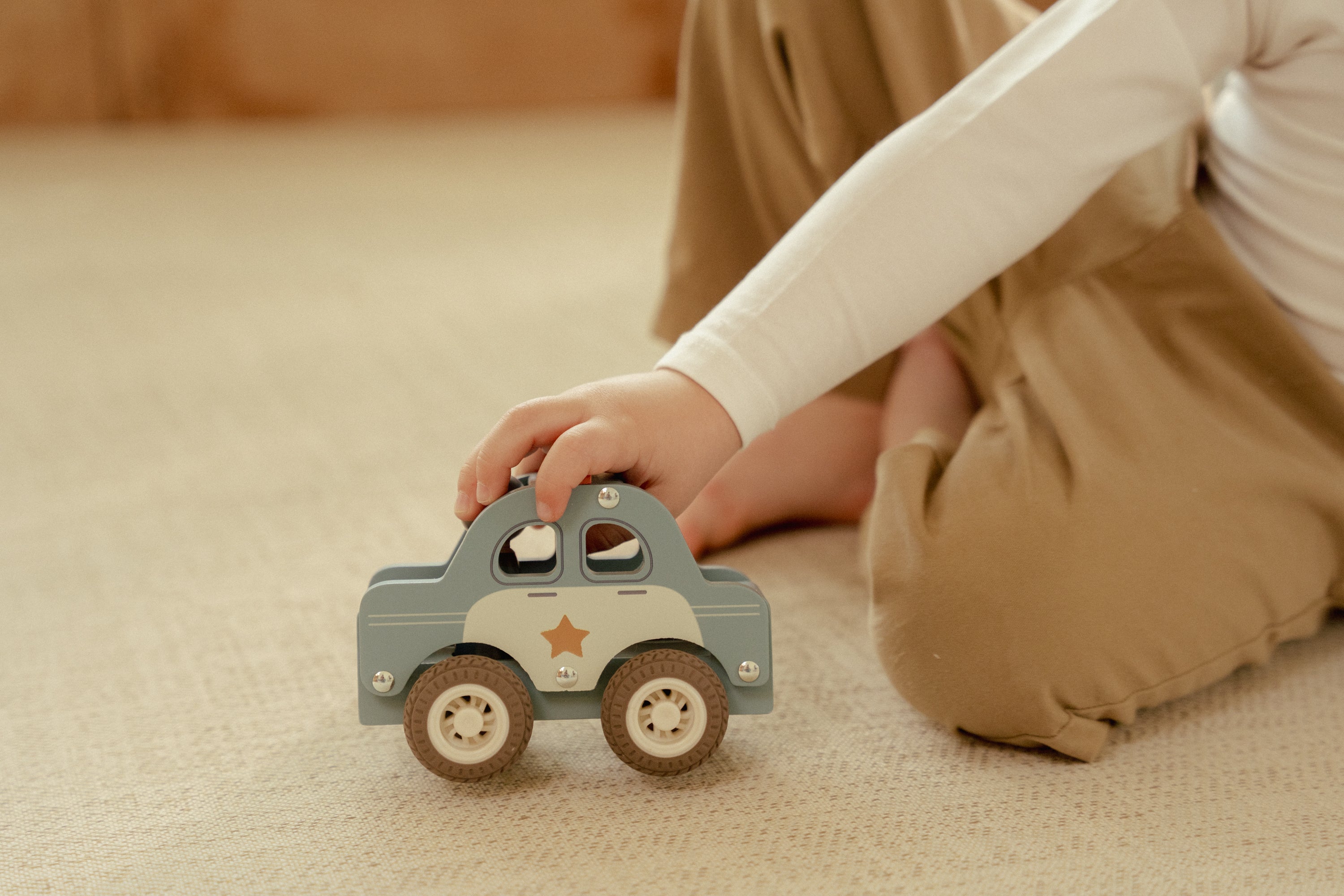 Voiture de police en bois